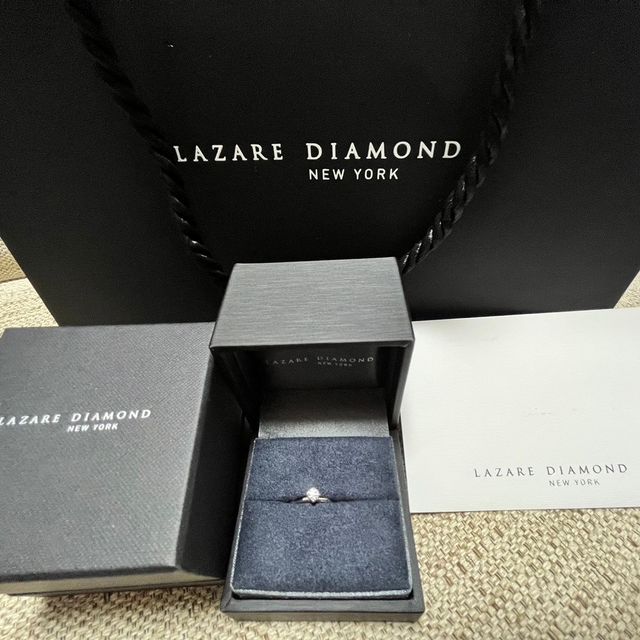 【ラザール ダイヤモンド(LAZARE DIAMOND)の口コミ】 指輪のデザインがシンプルな中にも洗練された上品さを兼ね備えており、着…