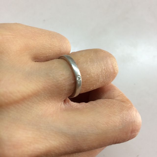 【4℃ BRIDAL(ヨンドシーブライダル)の口コミ】 とてもシンプルなデザインで、ダイヤモンドが表面にゴロゴロ付いていると…