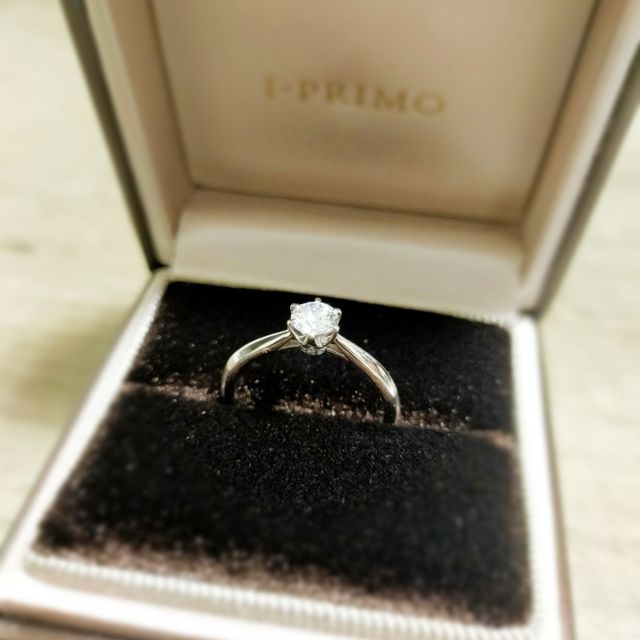 【アイプリモ(I-PRIMO)の口コミ】 どんな服装にも合うデザインですが、よく見るとダイヤの下の台座の部分に…