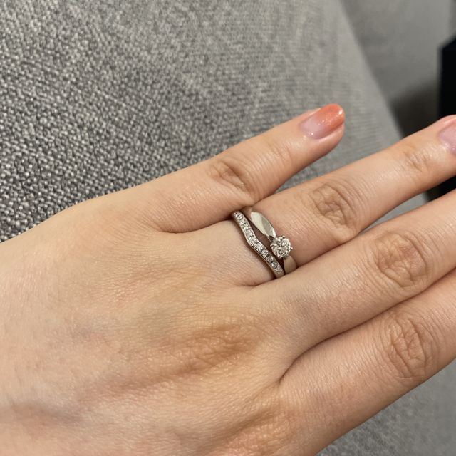 【銀座ダイヤモンドシライシの口コミ】 ソリティアリングの婚約指輪に重ねて合うものを探していたところ、ダイヤ…