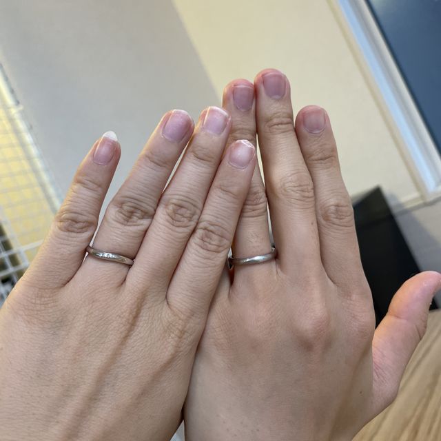 【ケイウノ ブライダル(K.UNO BRIDAL)の口コミ】 ストレートライン寄りですが、女性も男性も少しだけ動きのあるデザインに…