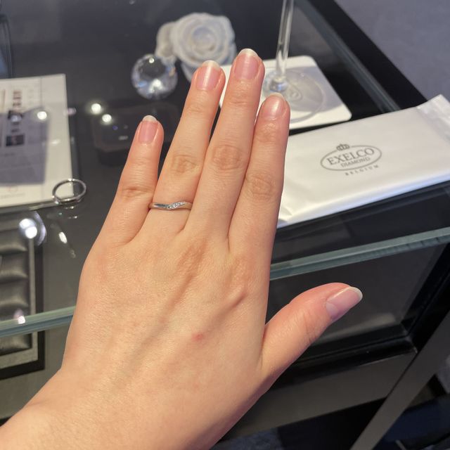 【エクセルコダイヤモンド(EXELCO DIAMOND)の口コミ】 【指輪のデザイン・価格について】
ソリティアリングの婚約指輪に合わせた…