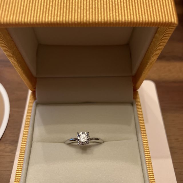 【ケイウノ ブライダル(K.UNO BRIDAL)の口コミ】 ダイヤモンドの輝きがはえる指輪のデザインにしてもらいました。シンプル…