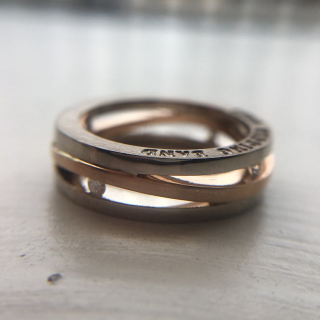 【EURO WEDDING BANDの口コミ】 普通なリングは嫌で、オシャレでカッコイイリングを探していました！この…