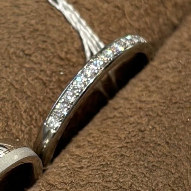 【FISCHER(フィッシャー)の口コミ】 シンプルかつ華やかなデザインが気に入っています。
婚約指輪との相性も考…