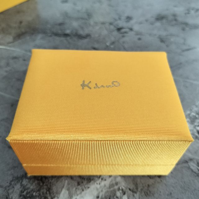 【ケイウノ ブライダル(K.UNO BRIDAL)の口コミ】 メインのシルバーにさりげないゴールドがマッチして手元が華やかに見えま…