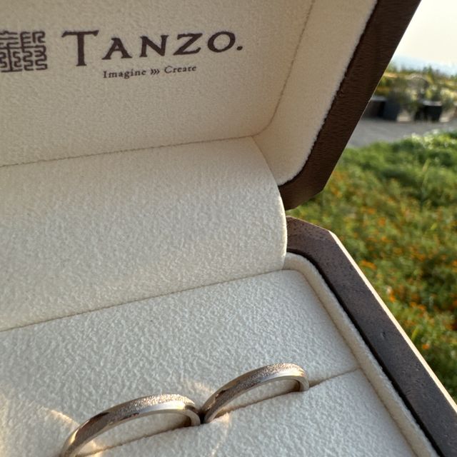 【TANZO.(鍛造指輪)の口コミ】 スターダストを斜めに走らせてもらい、シンプルでゴージャス感のあるデザ…
