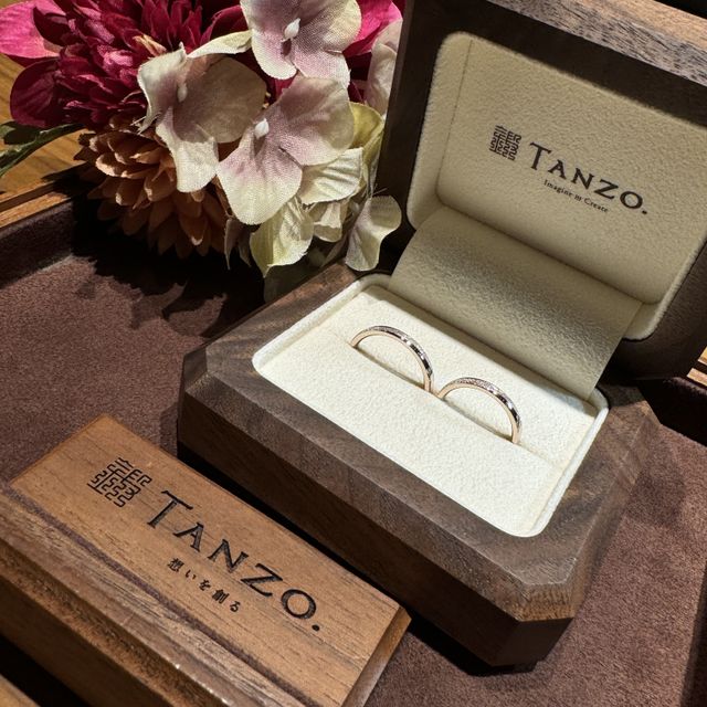 【TANZO.(鍛造指輪)の口コミ】 スターダストを斜めに走らせてもらい、シンプルでゴージャス感のあるデザ…