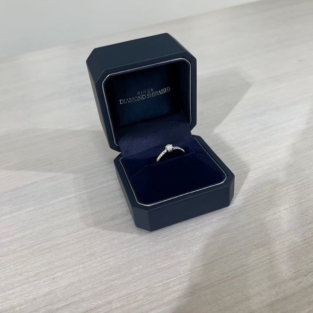 【銀座ダイヤモンドシライシの口コミ】 この婚約指輪は「starry」という名前で、流れ星という意味があります。本…