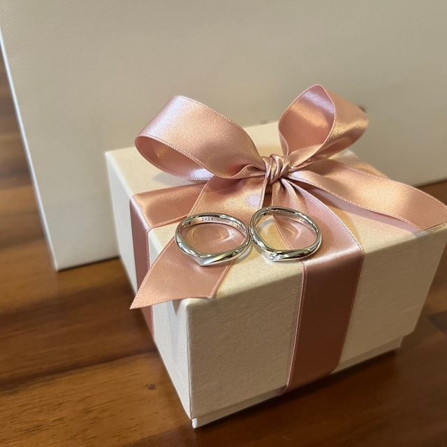 【アイプリモ(I-PRIMO)の口コミ】 この結婚指輪はV字型になっており、正面から見ることでハートマークのよう…