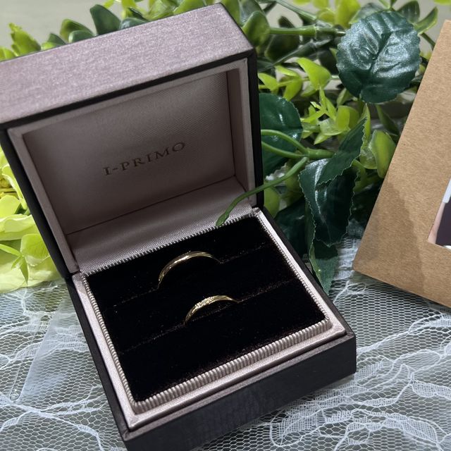 【アイプリモ(I-PRIMO)の口コミ】 元々は結婚指輪はダイヤなしのシンプルなゴールドを探していたが、店頭で…