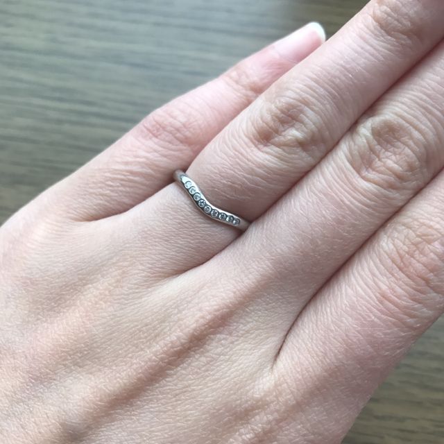 【ティファニー(Tiffany & Co.)の口コミ】 デザインに一目惚れしました。
ストーンがついてるのも気に入っています。…