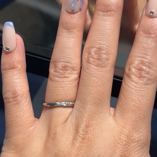 【銀座ダイヤモンドシライシの口コミ】 ウェーブデザインで指が綺麗に見えるような指輪がいいと思っていたので、…