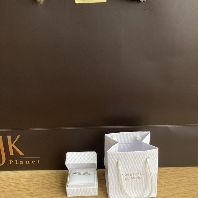 【SWEET BLUE DIAMOND(スウィートブルーダイヤモンド)の口コミ】 ・デザイン
水色のダイヤモンドが使われています。石付きですが引っかかり…