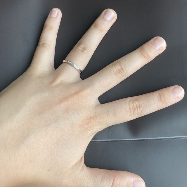 【SWEET BLUE DIAMOND(スウィートブルーダイヤモンド)の口コミ】 ・デザイン
水色のダイヤモンドが使われています。石付きですが引っかかり…