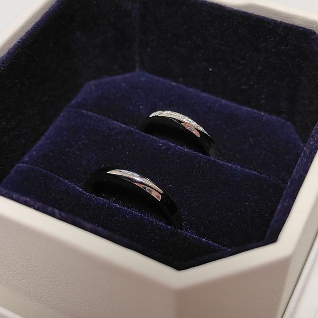 【4℃ BRIDAL(ヨンドシーブライダル)の口コミ】 小さなダイヤモンドが流れるように配置された華奢な細身のリングで、細身…