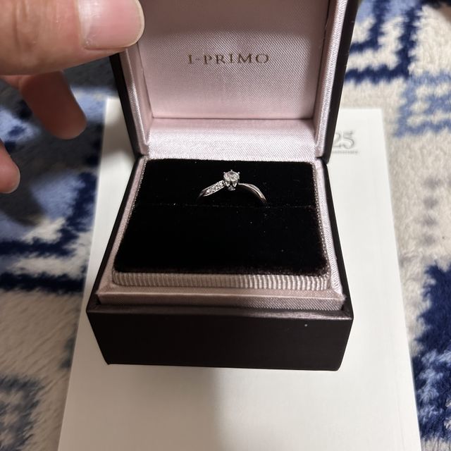 【アイプリモ(I-PRIMO)の口コミ】 シンプルなデザインだが側面にもダイヤが入っていてみる角度で違った印象
…