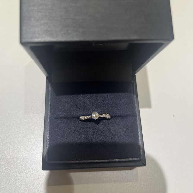 【ラザール ダイヤモンド(LAZARE DIAMOND)の口コミ】 正面でも横でもダイアモンドがキラキラ輝いて可愛い。
彼も私も納得して決…