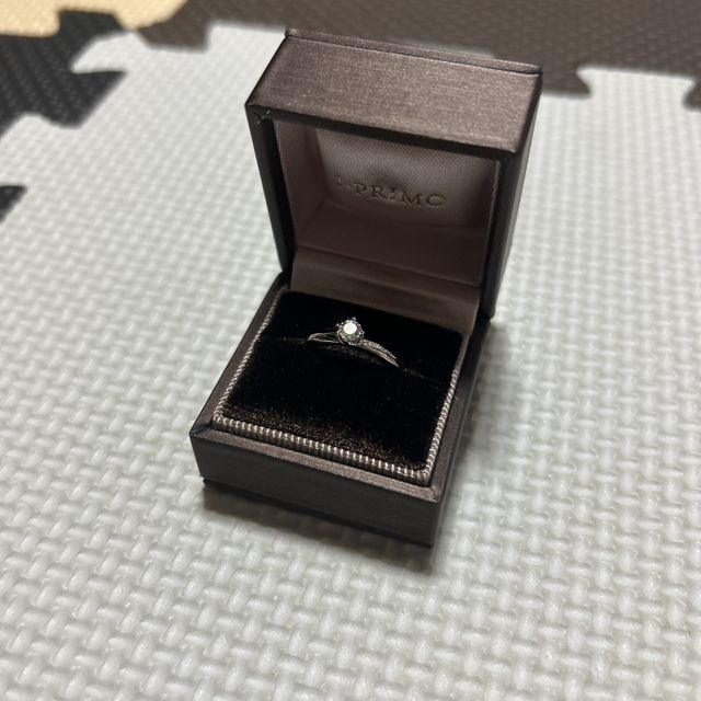 【アイプリモ(I-PRIMO)の口コミ】 指輪のデザインは比較的シンプルなものとなっている、片方だけキラキラし…