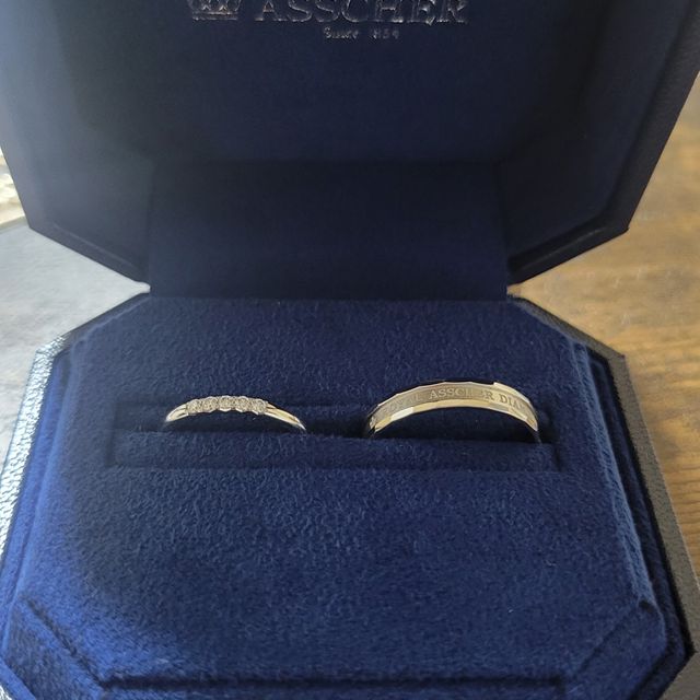 【ROYAL ASSCHER(ロイヤル・アッシャー)の口コミ】 ・自分の指輪
光輝いていて高級感があり、男らしいデザインで
一目惚れし…