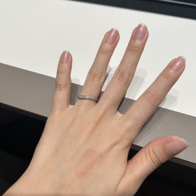 【ラザール ダイヤモンド(LAZARE DIAMOND)の口コミ】 ゆるーくV字のデザインでキラキラしててとってもかわいくてずーっと眺めて…