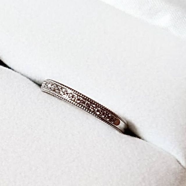 【PILOT BRIDAL(パイロットブライダル)の口コミ】 ミル打ち×ダイヤモンドがクラシカルな印象で可愛いです。Pt999で丈…
