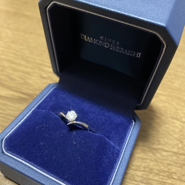 【銀座ダイヤモンドシライシの口コミ】 V字タイプのリングに、ダイヤモンドがのったシンプルなデザインを選定しま…