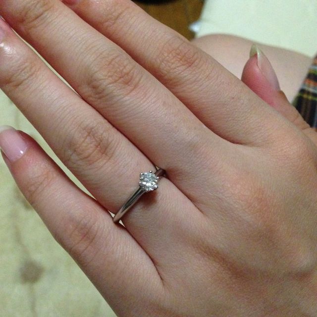 【ティファニー(Tiffany & Co.)の口コミ】 シンプルなデザインでダイヤモンドがとても綺麗に見えるところが気に入り…