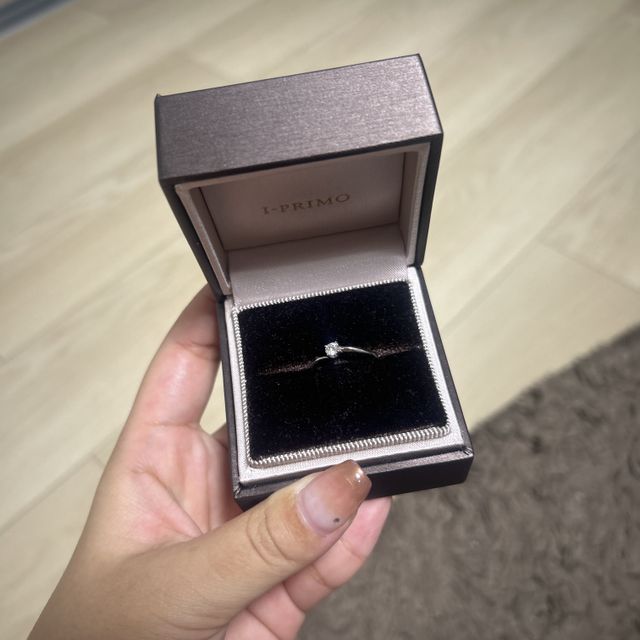 【アイプリモ(I-PRIMO)の口コミ】 ダイヤモンドがキラキラしてて、どの角度から見てもかわいいし、綺麗に見…