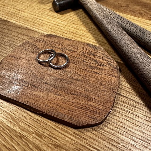 【CRAFY(クラフィ)の口コミ】 デザインは半分槌目、半分鏡面にしました。装着する場所により、デザイン…