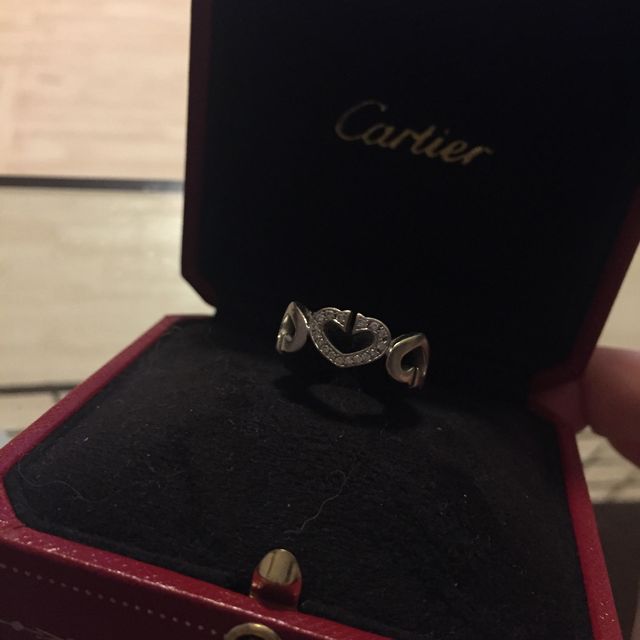 【カルティエ(Cartier)の口コミ】 婚約指輪ってせっかく貰ってもなかなかつける機会が無いので、一粒ダイヤ…