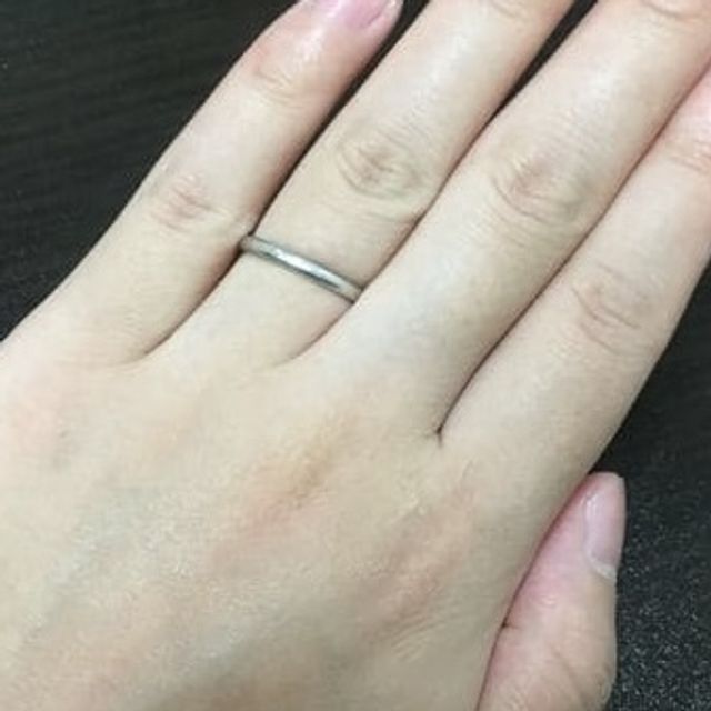 【ティファニー(Tiffany & Co.)の口コミ】 シンプルなので洋服を選ばない点、夫がお揃いでつけられるデザインな点、…