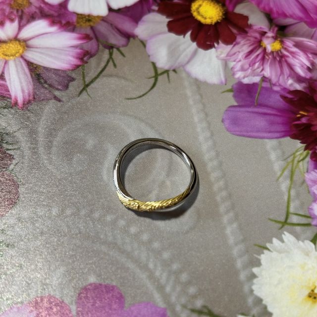 【ケイウノ ブライダル(K.UNO BRIDAL)の口コミ】 ラプンツェルの髪をイメージした部分はゴールドでお花の飾りも付いていま…