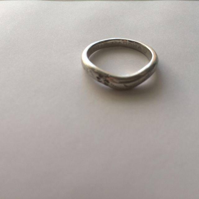 【天久加工所の口コミ】 ハイビスカスの花と風をモチーフにしていてデザインが飽きがこない。プラ…