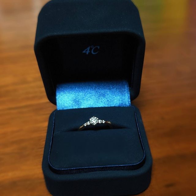 【4℃ BRIDAL(ヨンドシーブライダル)の口コミ】 かわいくて綺麗な指輪で、結婚指輪との重ねづけをしやすいものです。ダイ…