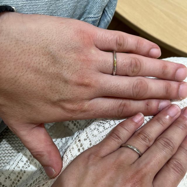 【出雲結(いずもゆい)の口コミ】 シンプルでキレイな指輪です。
着け心地も良いです。
お互いの誕生石を入…