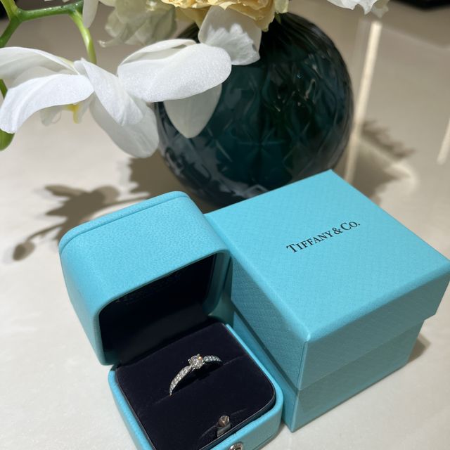 【ティファニー(Tiffany & Co.)の口コミ】 中心の大きく輝くダイヤモンドに向かって細くなるリングのデザインに一目…