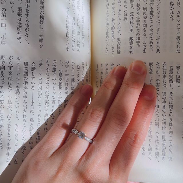 【ティファニー(Tiffany & Co.)の口コミ】 中心の大きく輝くダイヤモンドに向かって細くなるリングのデザインに一目…