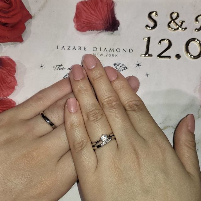 【ラザール ダイヤモンド(LAZARE DIAMOND)の口コミ】 似たようなデザインも豊富で迷いましたが、指輪の形に合うこちらを選びま…