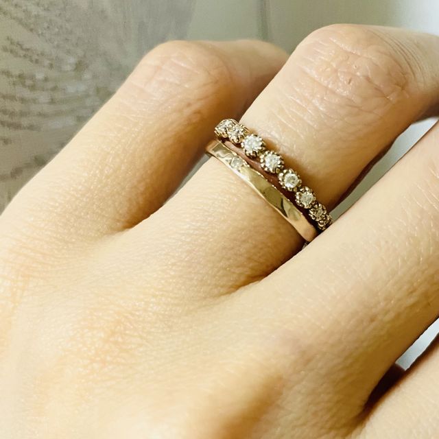 【SIENAROSE(シエナロゼ)の口コミ】 ハーフエタニティで重ね付けしやすい。
単独で付けても良いし、幅の細い指…