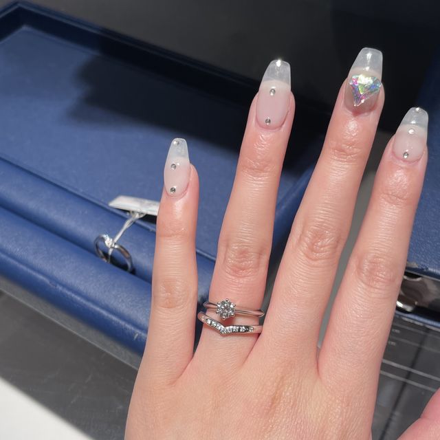 【銀座ダイヤモンドシライシの口コミ】 指が細くて長いので、その指がいちばん綺麗に見えると思ったVのデザインが…