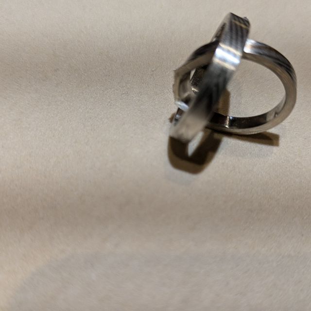 【杢目金屋(もくめがねや)の口コミ】 洗練されたデザインで、木の年輪のような模様から唯一無二の指輪でありと…