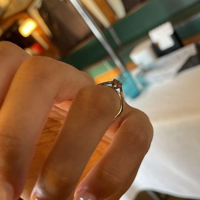 【銀座ダイヤモンドシライシの口コミ】 指輪のデザインが横から見ると2人が手を繋いでいるようなデザインです。結…