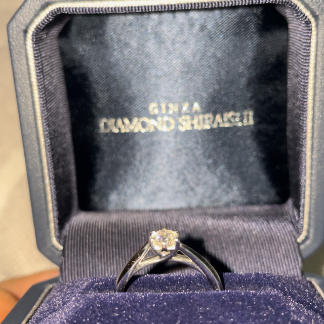 【銀座ダイヤモンドシライシの口コミ】 指輪のデザインが横から見ると2人が手を繋いでいるようなデザインです。結…