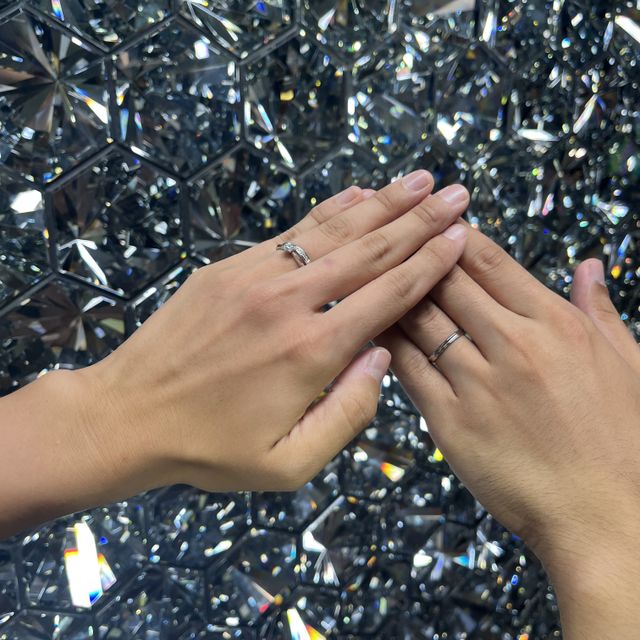 【BONDS(ボンズ)の口コミ】 婚約指輪が映えるようなウェーブがかかっていて、重ね付けした時に素敵に…