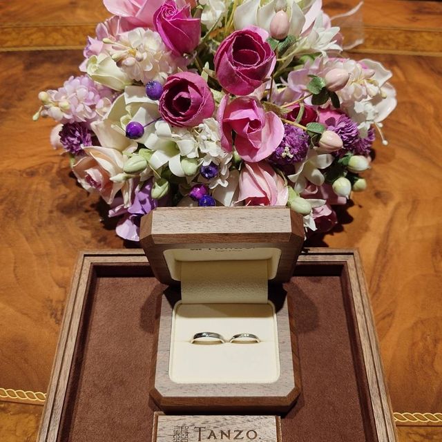 【TANZO.(鍛造指輪)の口コミ】 夫用は真ん中を槌目、自分用は真ん中に石を入れていただき、二人とものこ…