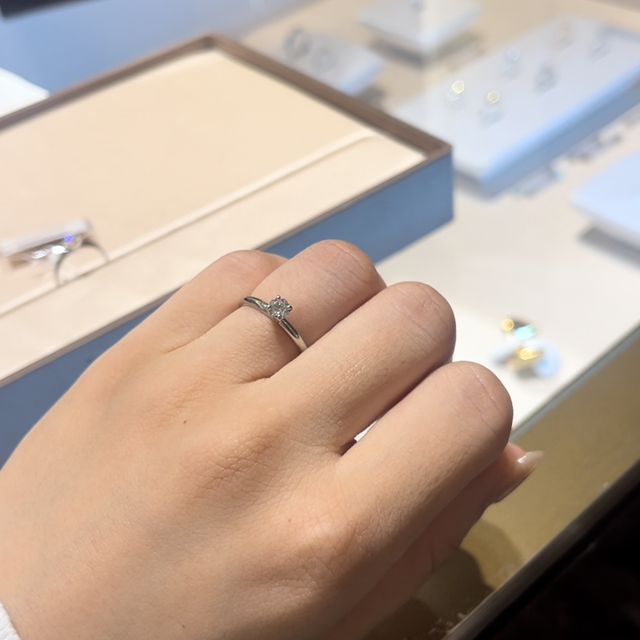 【ブルガリ(BVLGARI)の口コミ】 ブルガリで1番代表的なデザインであると知り、試着させていただきました。…