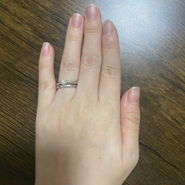 【銀座ダイヤモンドシライシの口コミ】 シンプルなデザインで、普段使いしやすい指輪を選びました。服装にも合わ…