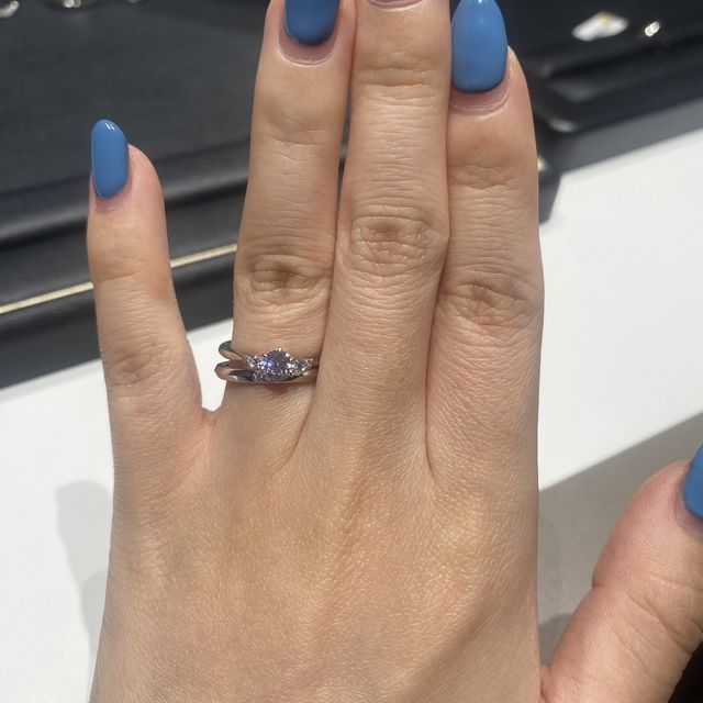 【ラザール ダイヤモンド(LAZARE DIAMOND)の口コミ】 婚約指輪について、一番中央に配置されているダイヤが大きくて目立つデザ…