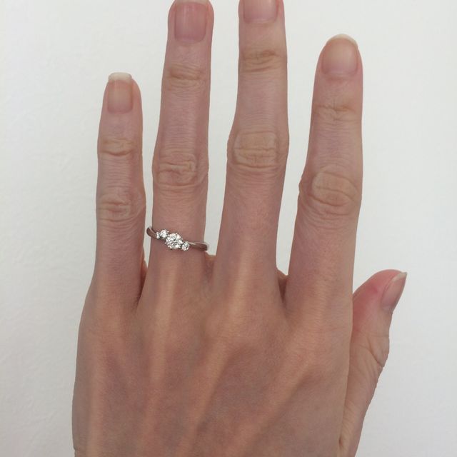 【銀座ダイヤモンドシライシの口コミ】 アシンメトリーで、デザイン性がありながらも、個性的になりすぎず、とっ…